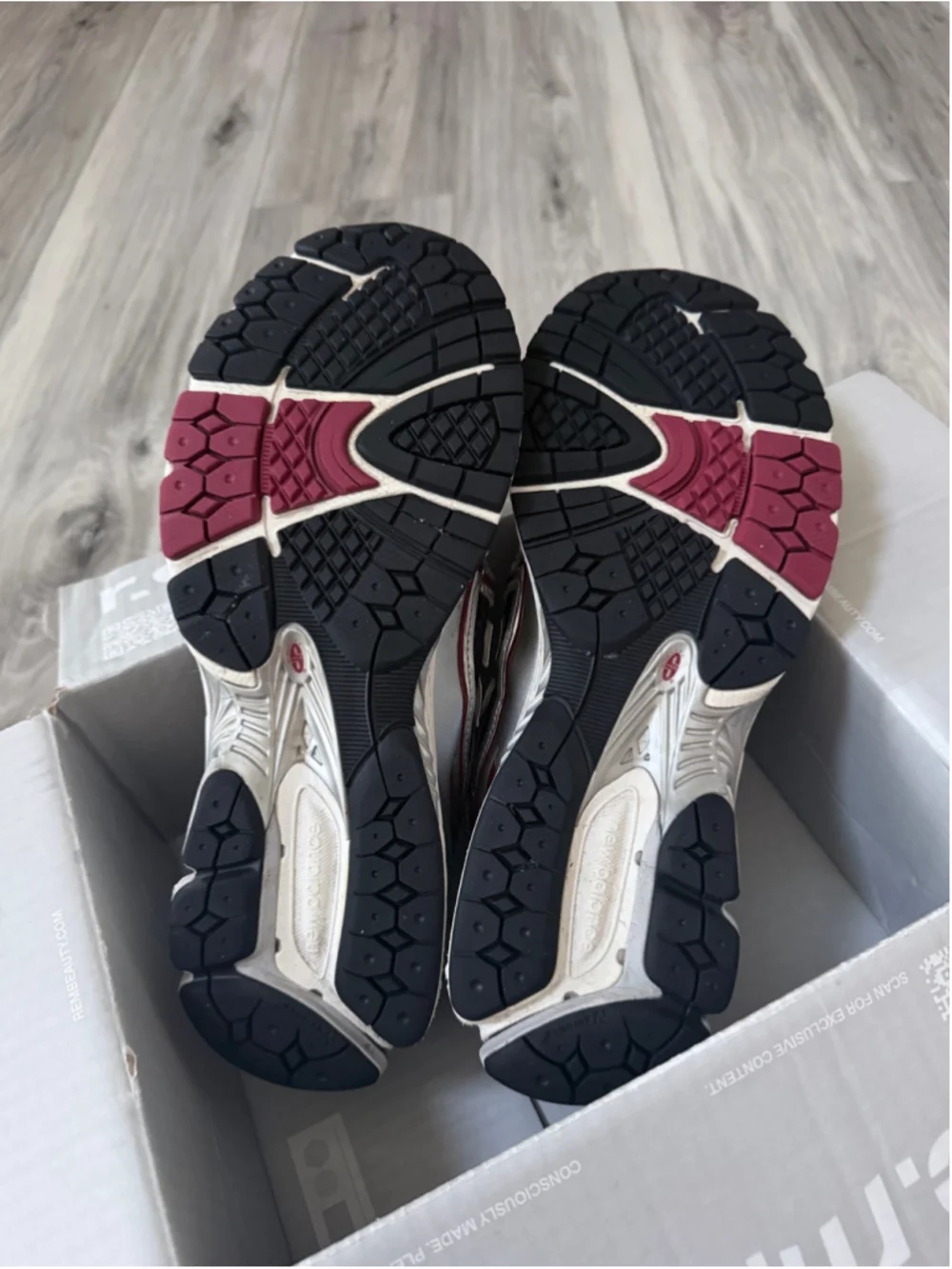 New Balance 1906R Silver Classic Crimson M1906REA Men 12 Women 13.5